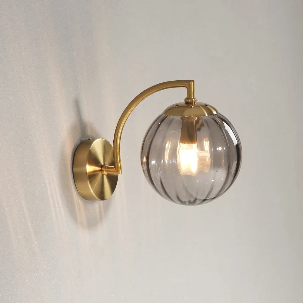 Lampe de Chevet Mural Globe en Verre et Laiton