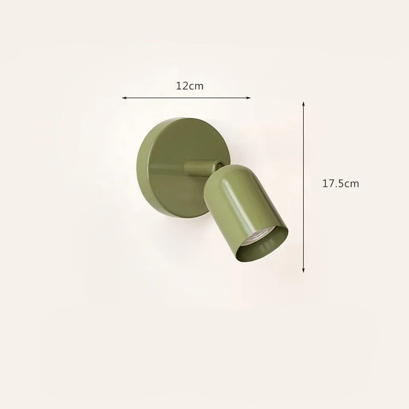 Applique murale minimaliste métal dans un salon scandinave, lumière LED douce et chaleureuse