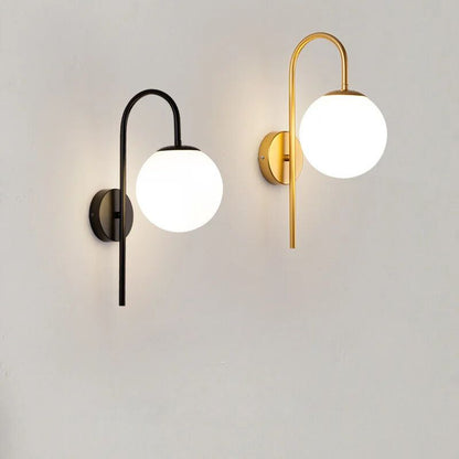 Applique murale minimaliste globe installée au-dessus d'une tête de lit moderne
