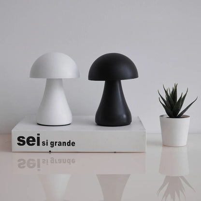 Lampe de chevet champignon magique posée sur un bureau avec ambiance lumineuse douce