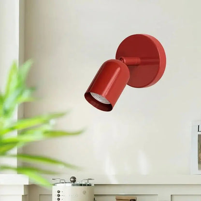 Lampe de chevet murale minimaliste métal allumée, ambiance lumière douce dans une chambre contemporaine