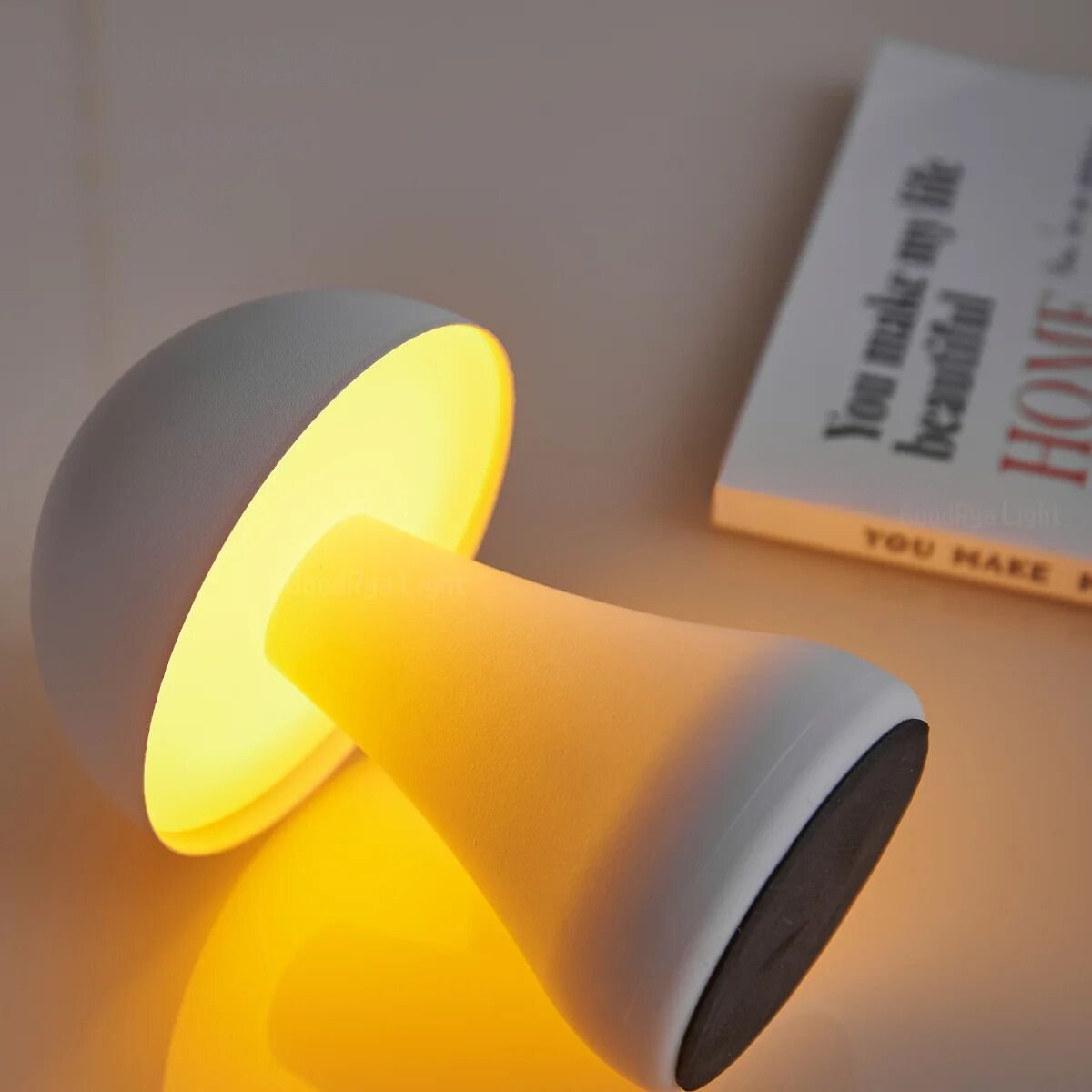 Lampe de chevet LED Champignon Magique - Éclat Nocturne