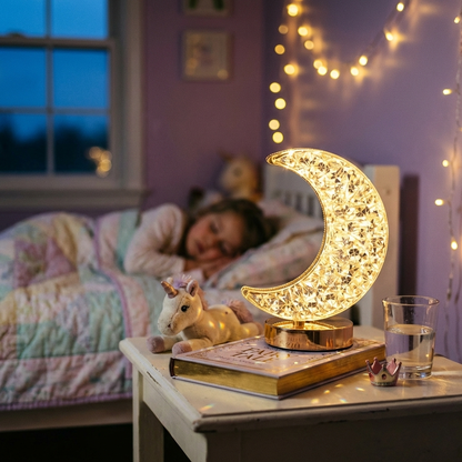 Lampe de chevet lune enfant allumée en lumière blanc chaud dans une chambre d'enfant