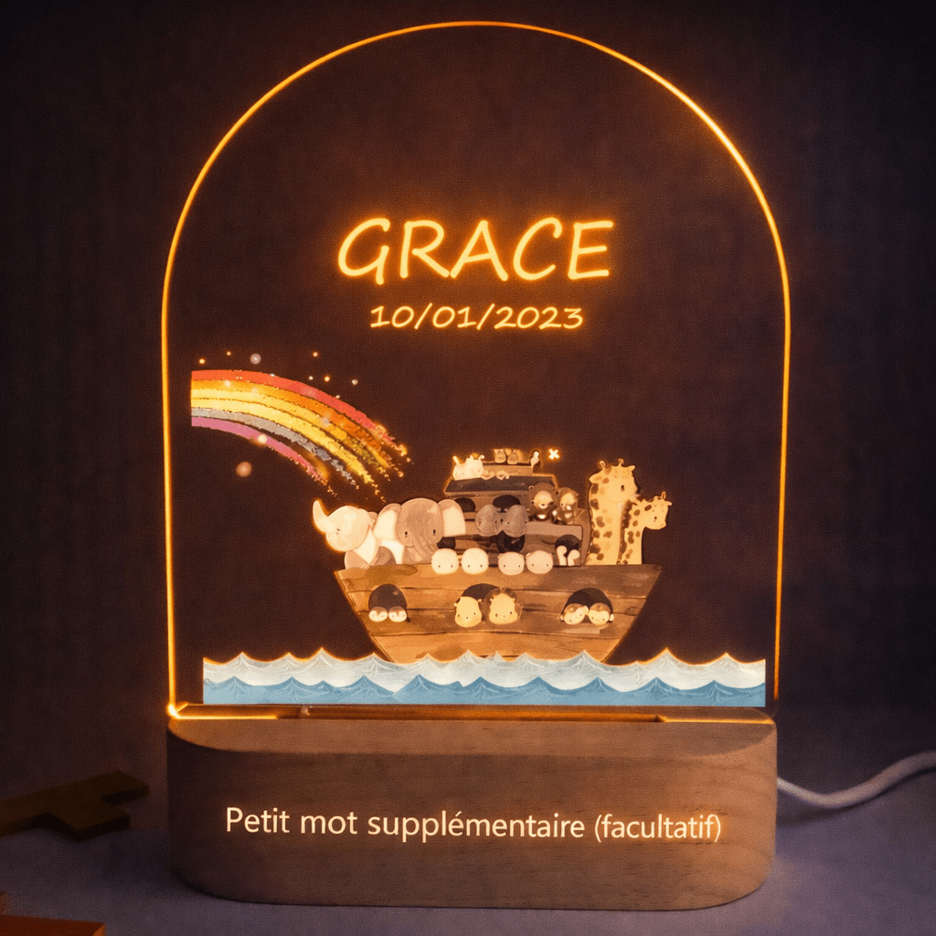 Gros plan sur la gravure prénom et date de naissance de la veilleuse naissance personnalisée arche noé