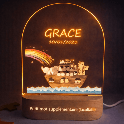 Gros plan sur la gravure prénom et date de naissance de la veilleuse naissance personnalisée arche noé