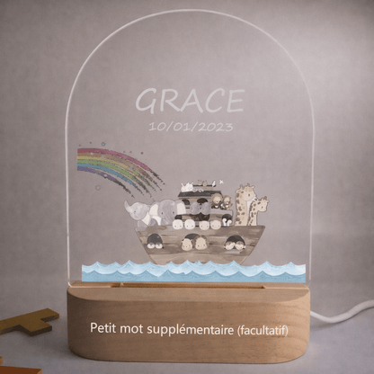 Veilleuse naissance personnalisée arche noé avec prénom gravé posée dans une chambre de bébé
