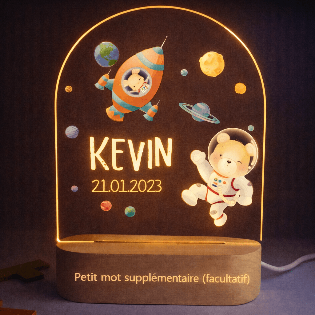 Veilleuse naissance personnalisée espace posée dans une chambre de bébé, ambiance lumineuse apaisante