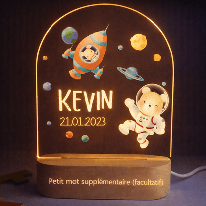 Veilleuse naissance personnalisée espace posée dans une chambre de bébé, ambiance lumineuse apaisante