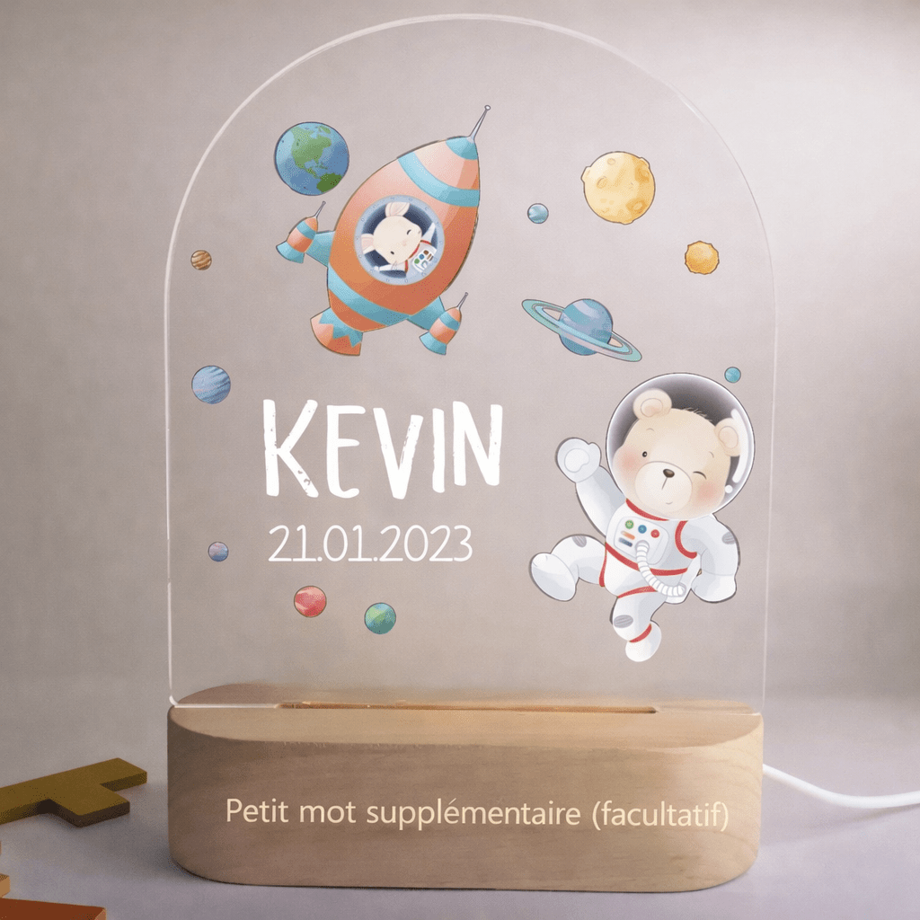 Veilleuse naissance personnalisée espace avec prénom et date de naissance gravés, lumière chaude douce