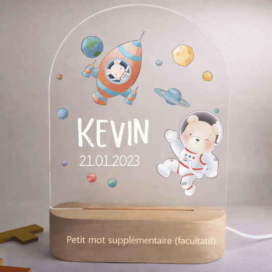 Veilleuse naissance personnalisée espace avec prénom et date de naissance gravés, lumière chaude douce