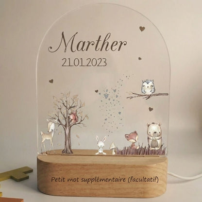 Veilleuse naissance personnalisée forêt avec prénom et date de naissance gravés, lumière chaude allumée dans une chambre de bébé