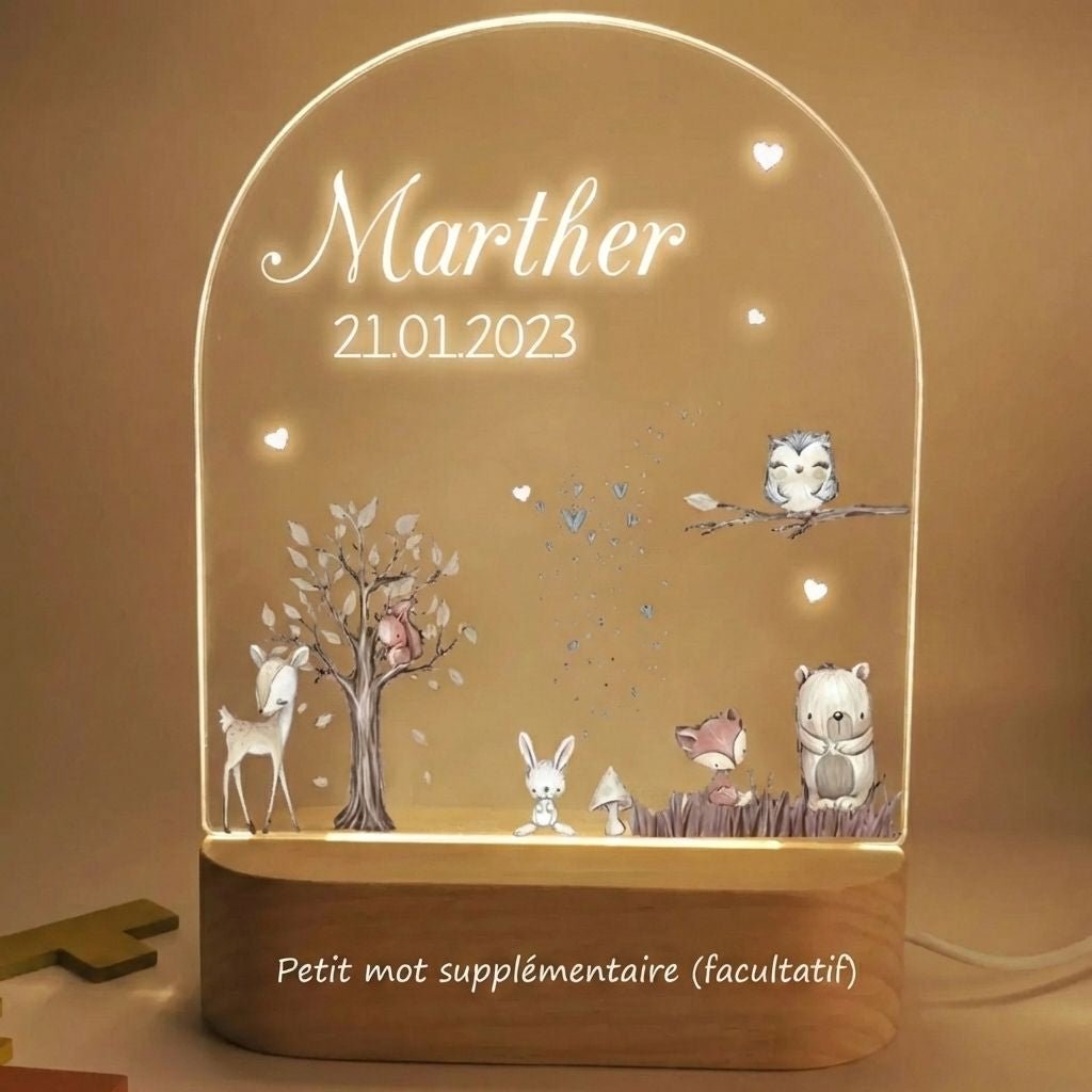 Gros plan sur la gravure prénom et date de naissance de la veilleuse naissance personnalisée forêt Éclat Nocturne