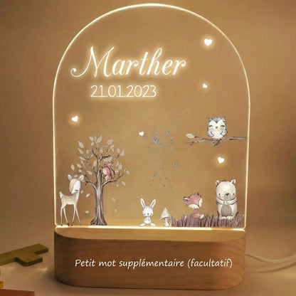 Gros plan sur la gravure prénom et date de naissance de la veilleuse naissance personnalisée forêt Éclat Nocturne