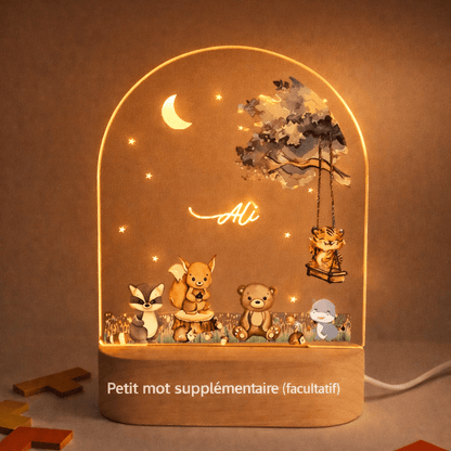 Détail gravure prénom et date de naissance sur veilleuse naissance personnalisée forêt nuit