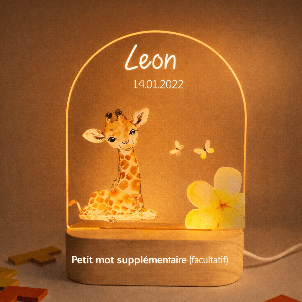 Veilleuse naissance personnalisée girafe posée dans une chambre de bébé, ambiance lumière chaude apaisante
