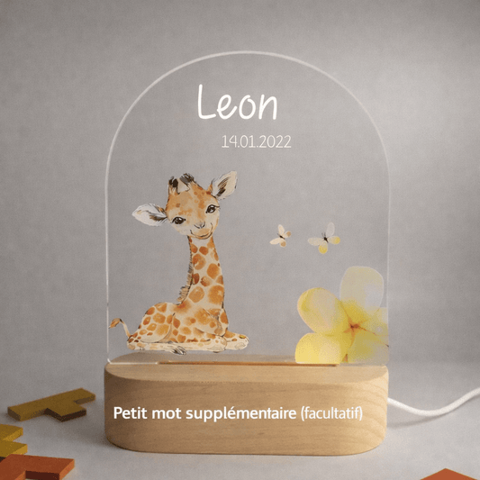 Veilleuse naissance personnalisée girafe avec prénom et date de naissance gravés, lumière douce allumée