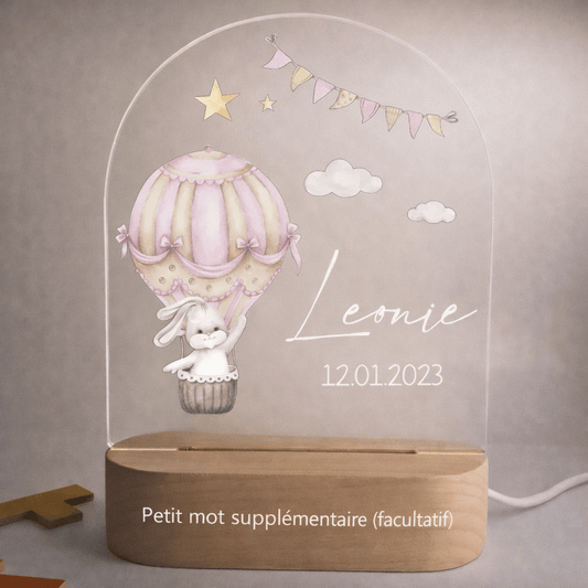Veilleuse naissance personnalisée lapin mongolfière avec prénom gravé posée dans une chambre de bébé