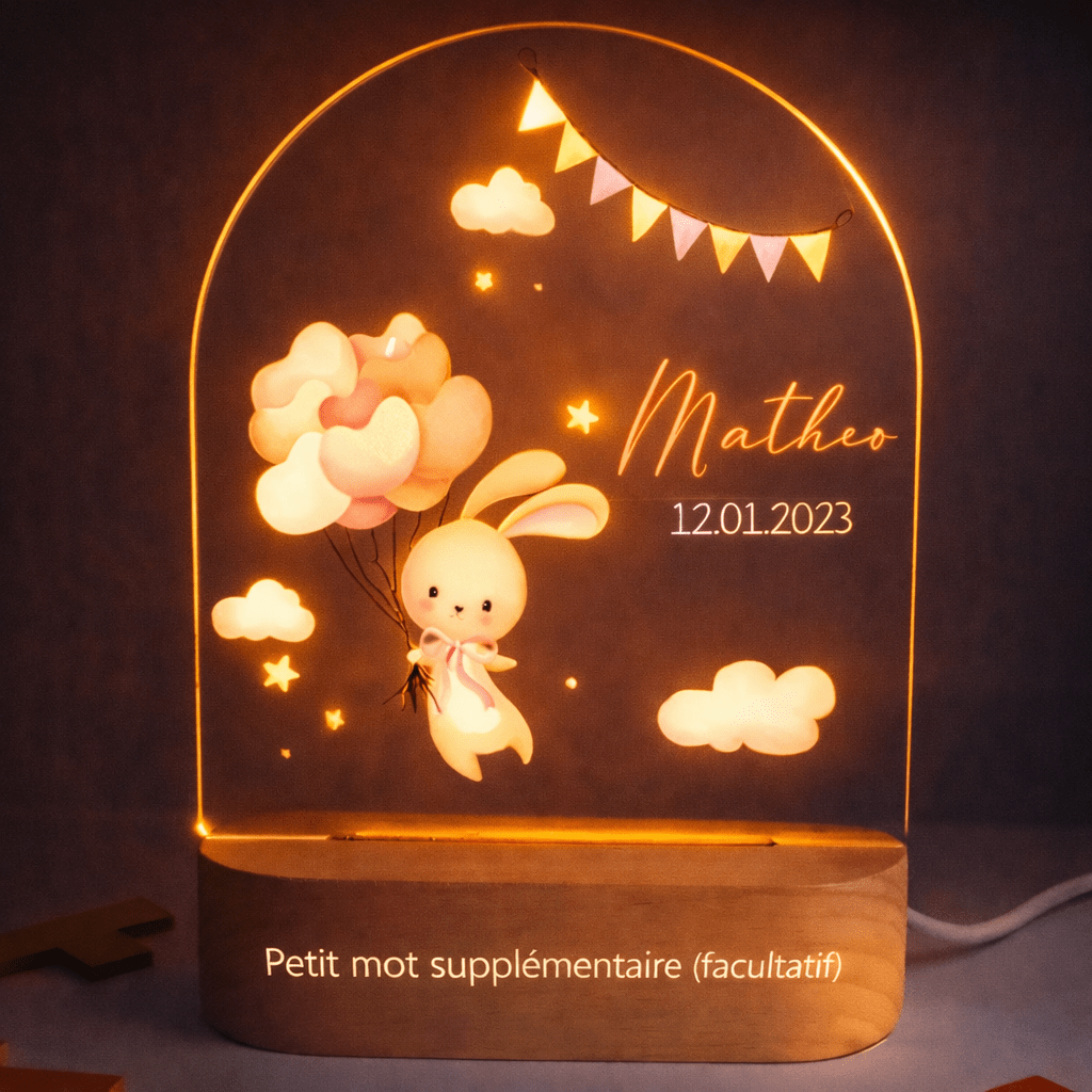 Détail gravure prénom et date de naissance sur veilleuse naissance personnalisée lapinou rose