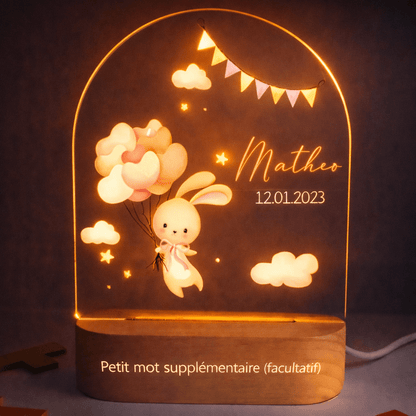 Détail gravure prénom et date de naissance sur veilleuse naissance personnalisée lapinou rose
