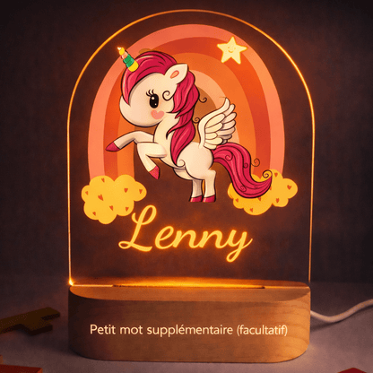 Détail de la gravure prénom sur veilleuse naissance personnalisée licorne Éclat Nocturne