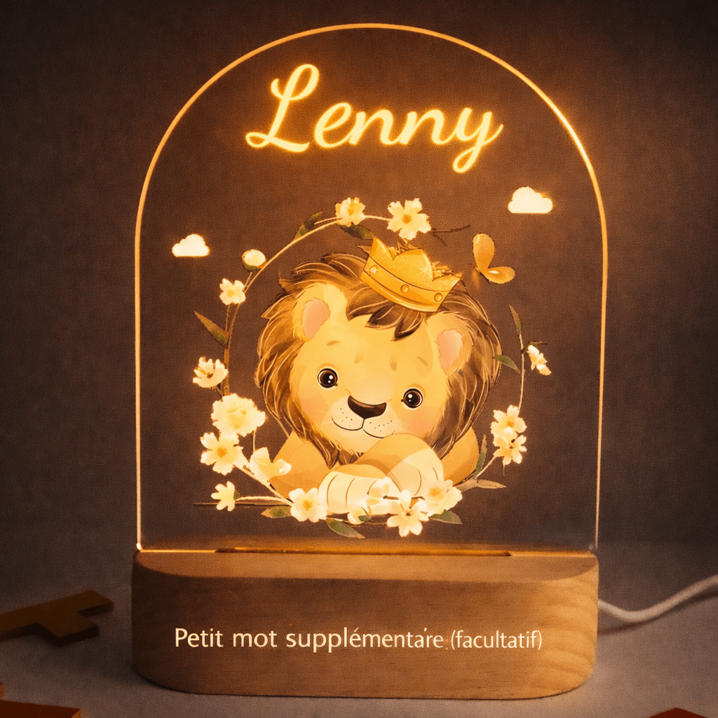 Veilleuse naissance personnalisée lion posée dans une chambre de bébé, ambiance douce et apaisante