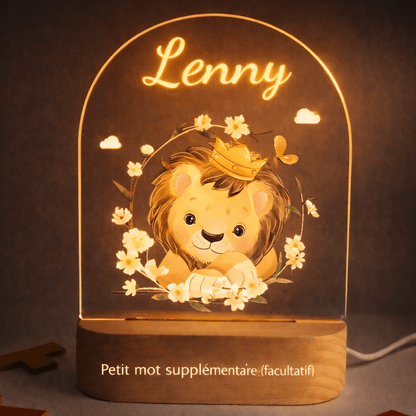 Veilleuse naissance personnalisée lion posée dans une chambre de bébé, ambiance douce et apaisante