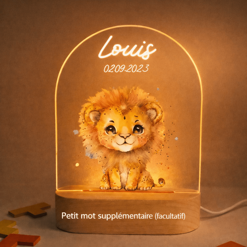 Gros plan sur la gravure prénom et date de naissance de la veilleuse naissance personnalisée lionceau peinture