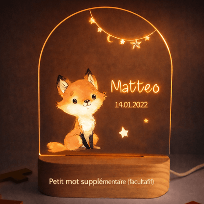 Veilleuse naissance personnalisée renard posée dans une chambre de bébé, ambiance lumière douce