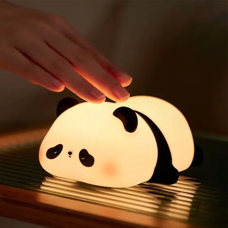 Veilleuse enfant Panda lumière douce allumée sur table de chevet – Éclat Nocturne