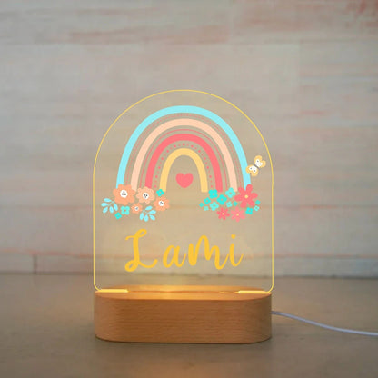 Veilleuse enfant personnalisée arc ciel avec prénom gravé, lumière LED douce, socle en bois naturel