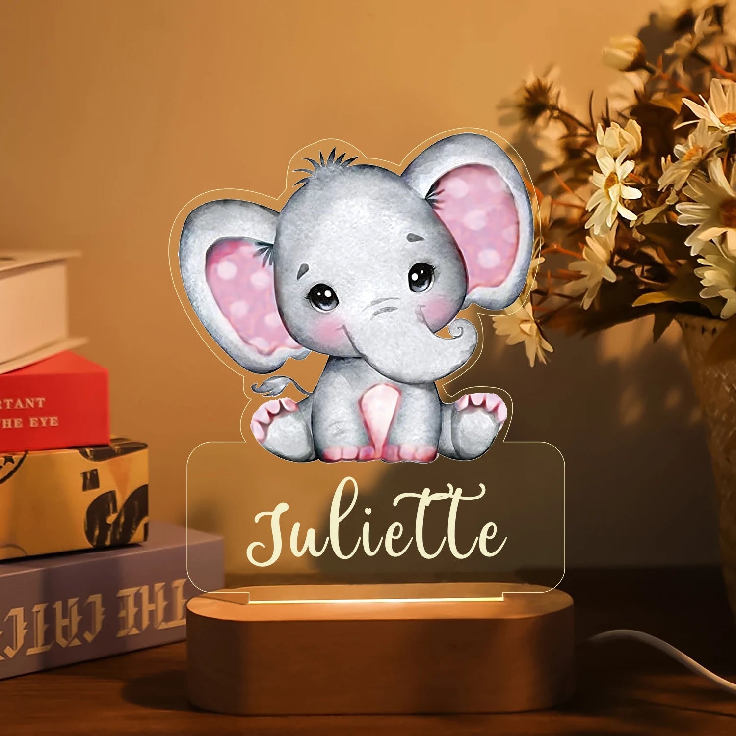 Détail de la gravure du prénom sur la veilleuse enfant personnalisée éléphanteau rose en acrylique cristal