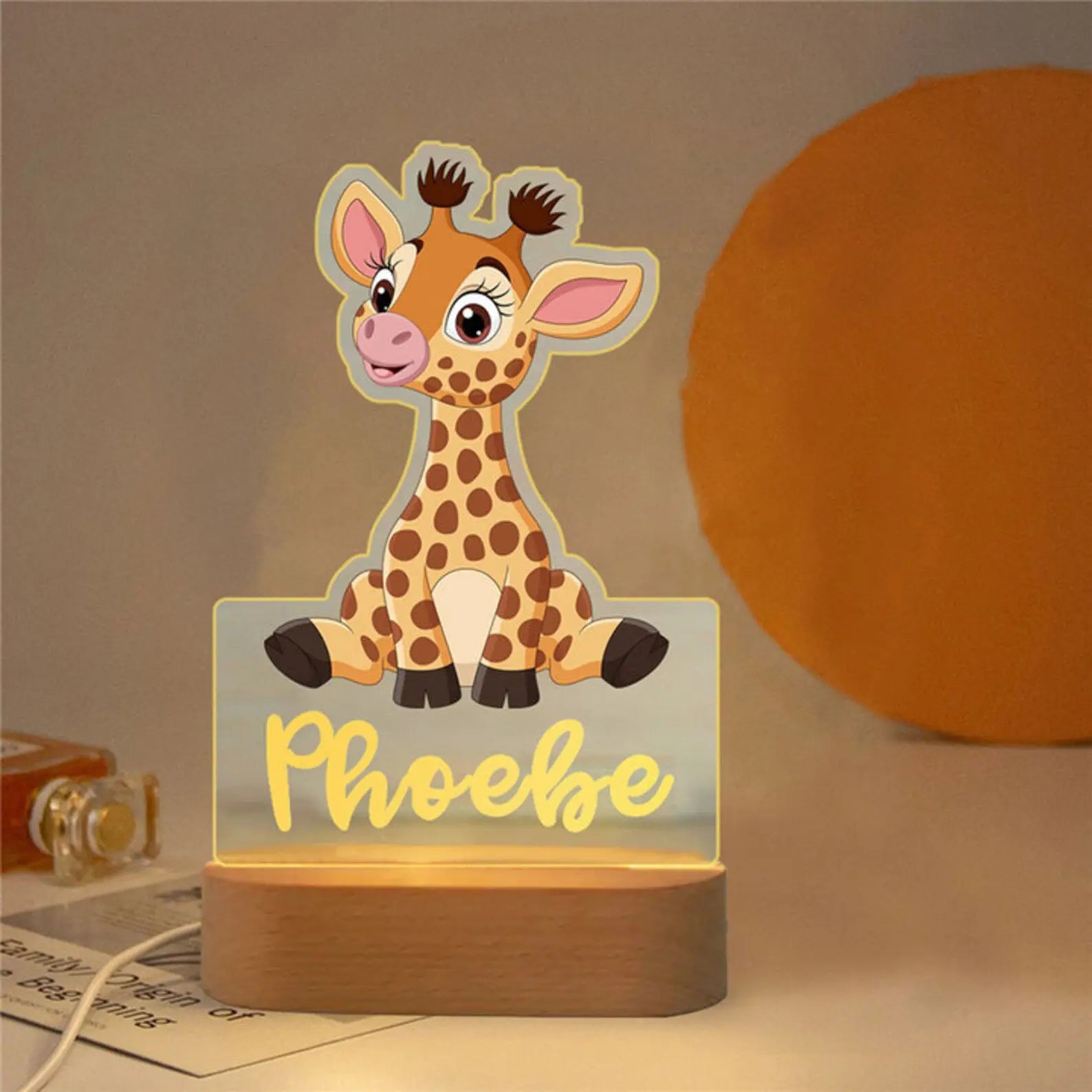 Veilleuse enfant personnalisée girafe avec prénom gravé, lumière LED blanche chaude allumée, socle bois naturel
