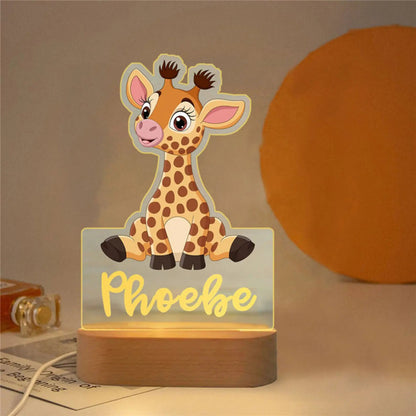 Veilleuse enfant personnalisée girafe avec prénom gravé, lumière LED blanche chaude allumée, socle bois naturel