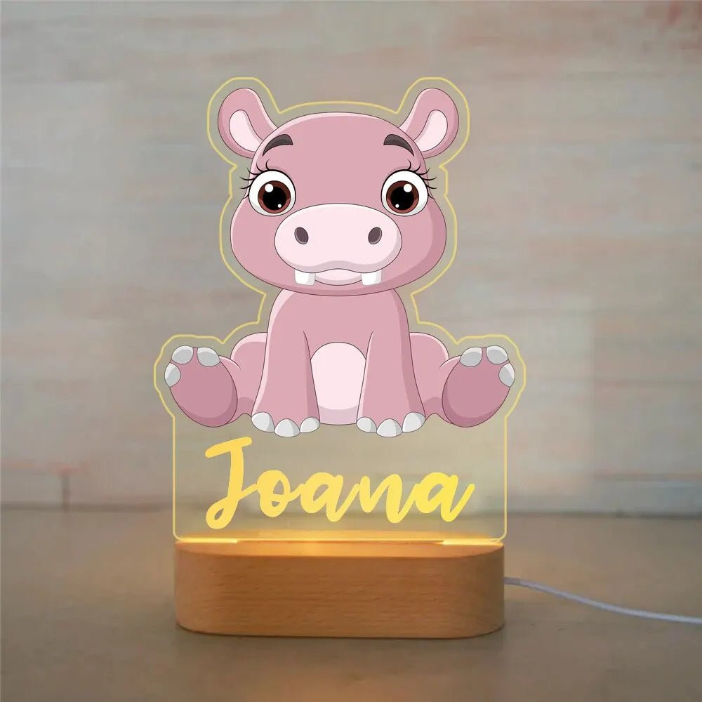 Veilleuse enfant personnalisée hippopotame avec prénom gravé, lumière LED blanc chaud allumée dans une chambre d'enfant