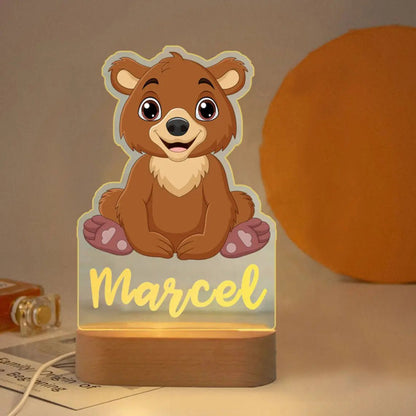 Veilleuse enfant personnalisée ours brun avec prénom gravé, lumière LED blanc chaud allumée, socle en bois naturel