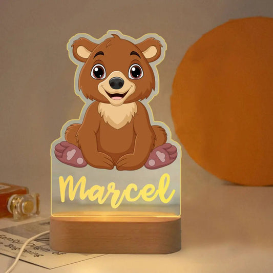 Veilleuse enfant personnalisée ours brun avec prénom gravé, lumière LED blanc chaud allumée, socle en bois naturel