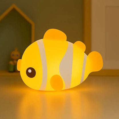 Veilleuse enfant poisson clown diffusant une lumière apaisante dans l'obscurité