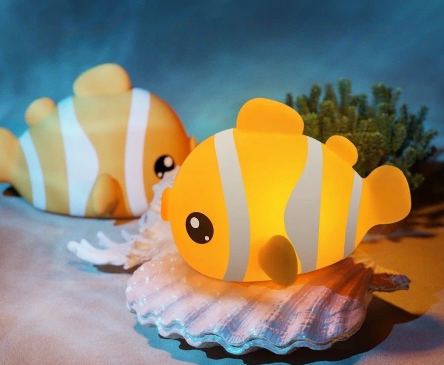 Gros plan sur les détails colorés de la veilleuse enfant poisson clown