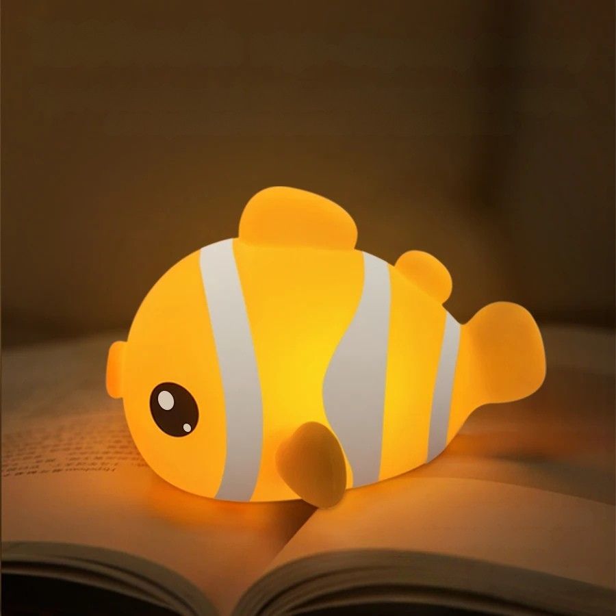 Veilleuse enfant poisson clown lumineux allumée dans une chambre d'enfant